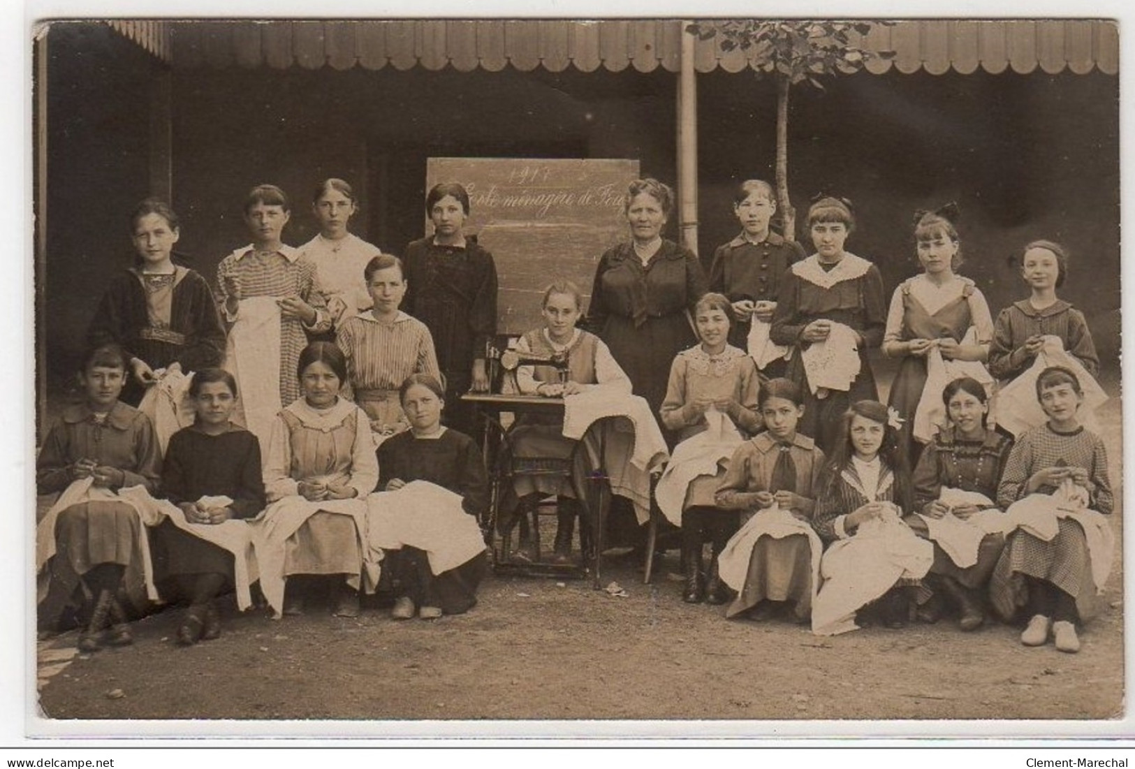 FOUG : Carte Photo D'une Classe De L'école Ménagère De Foug Vers 1910 (machine à Coudre) - Bon état (un Pli) - Foug