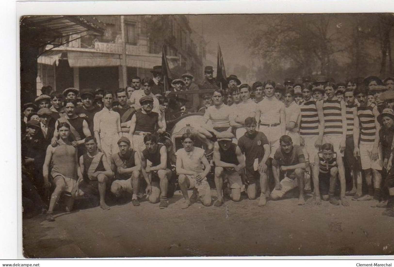 PERIGUEUX : Carte Photo D'un Départ De Course à Pied Devant Le Café """"le Petit Paris"""" Vers 1910 - Très Bon état - Périgueux