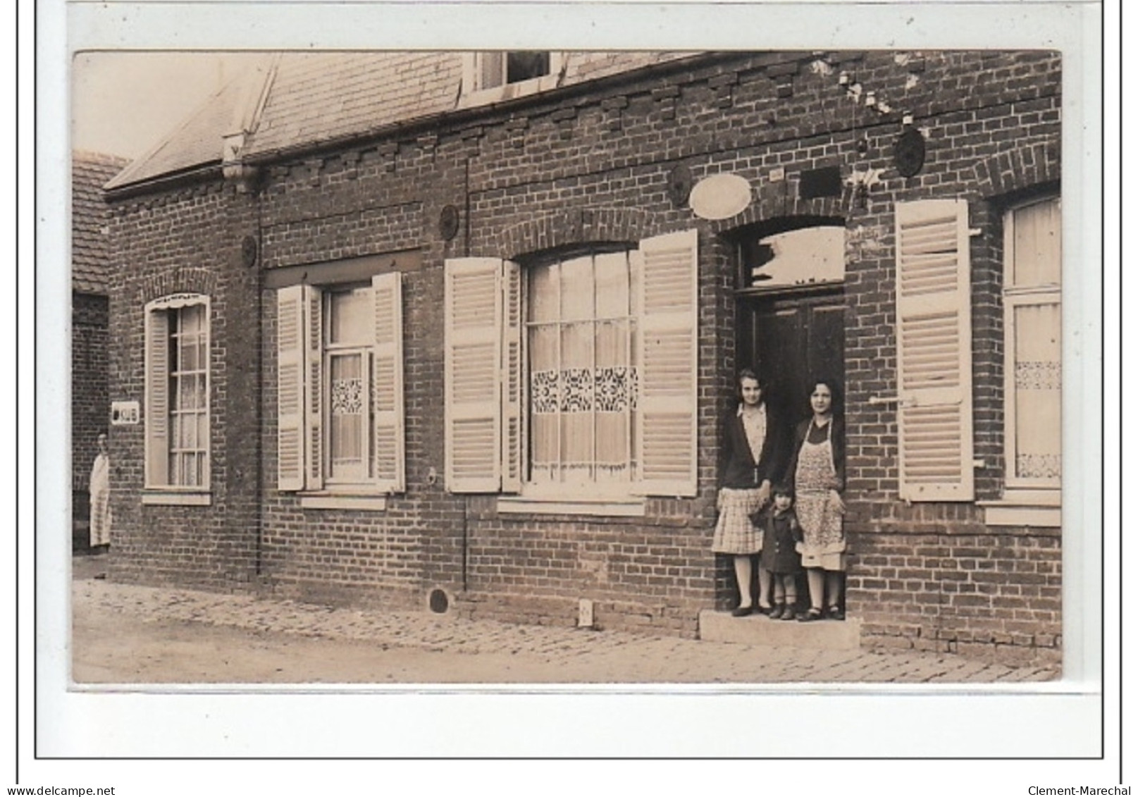 CROISILLES - CARTE PHOTO - Femmes Et Enfant Devant Leur Maison - Très Bon état - Croisilles