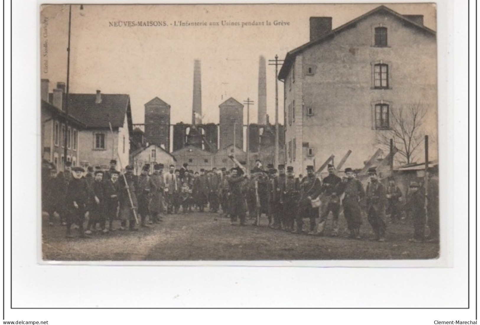 NEUVES MAISONS : L'infanterie Aux Usines Pendant Les Grèves - Bon état (un Coin Plié) - Neuves Maisons