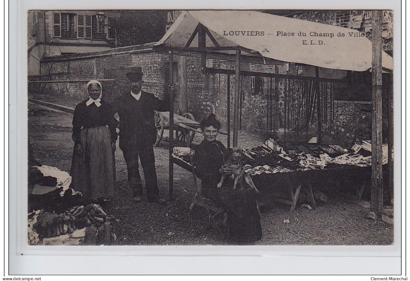 LOUVIERS : Marchande Ambulante Sur La Place Du Champ De Ville (marché) - Très Bon état - Louviers