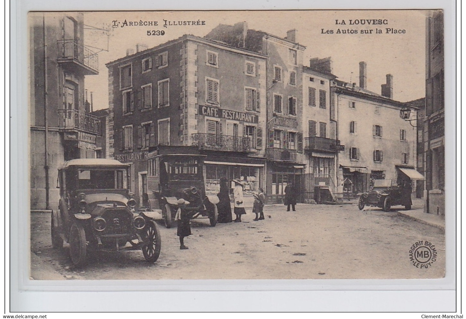 LA LOUVESC : Les Autos Sur La Place - Très Bon état - La Louvesc