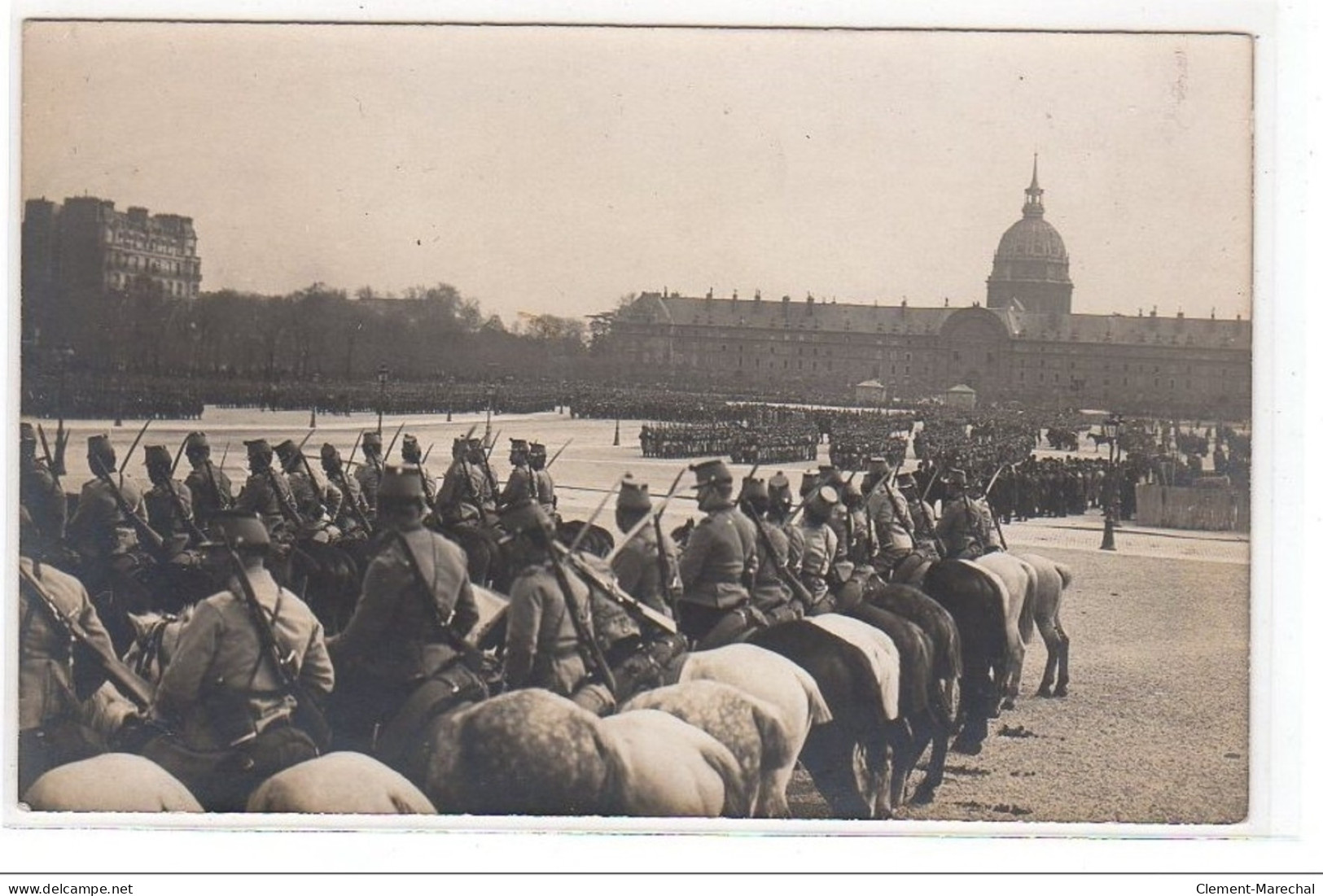 PARIS : Carte Photo De Militaires Devant Les Invalides - Très Bon état - Distretto: 07