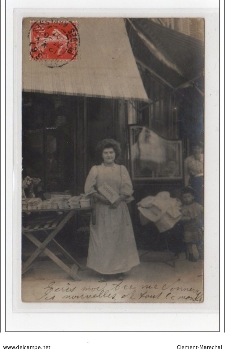 PARIS : Carte Photo D'une Vendeuse De Journaux Devant Un Café (le Petit Parisien) - Très Bon état - Distrito: 18