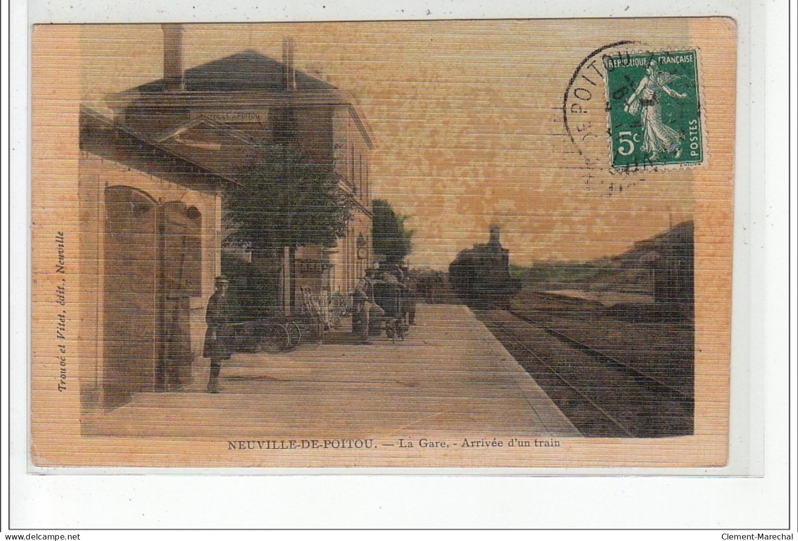 NEUVILLE DE POITOU - La Gare - Arrivée D'un Train - Toilée - Très Bon état - Neuville En Poitou