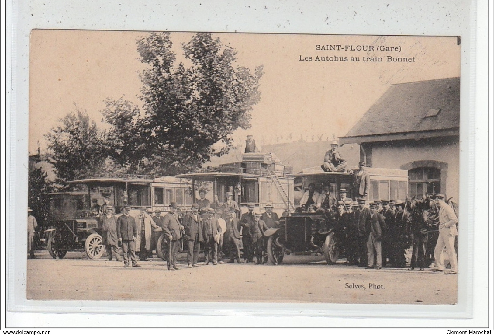 SAINT FLOUR - Les Autobus Au Train Bonnet - Très Bon état - Saint Flour