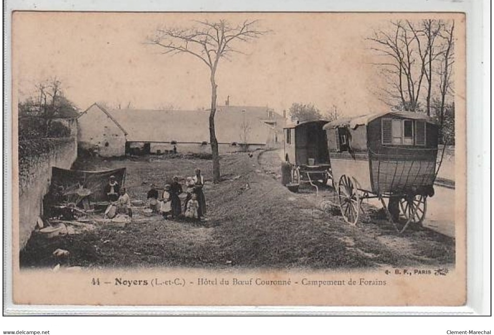 NOYERS : Un Campement De Forains à L'Hôtel Du Boeuf Couronné ( Gitans-romanichels) - Bon état (traces) - Noyers Sur Cher