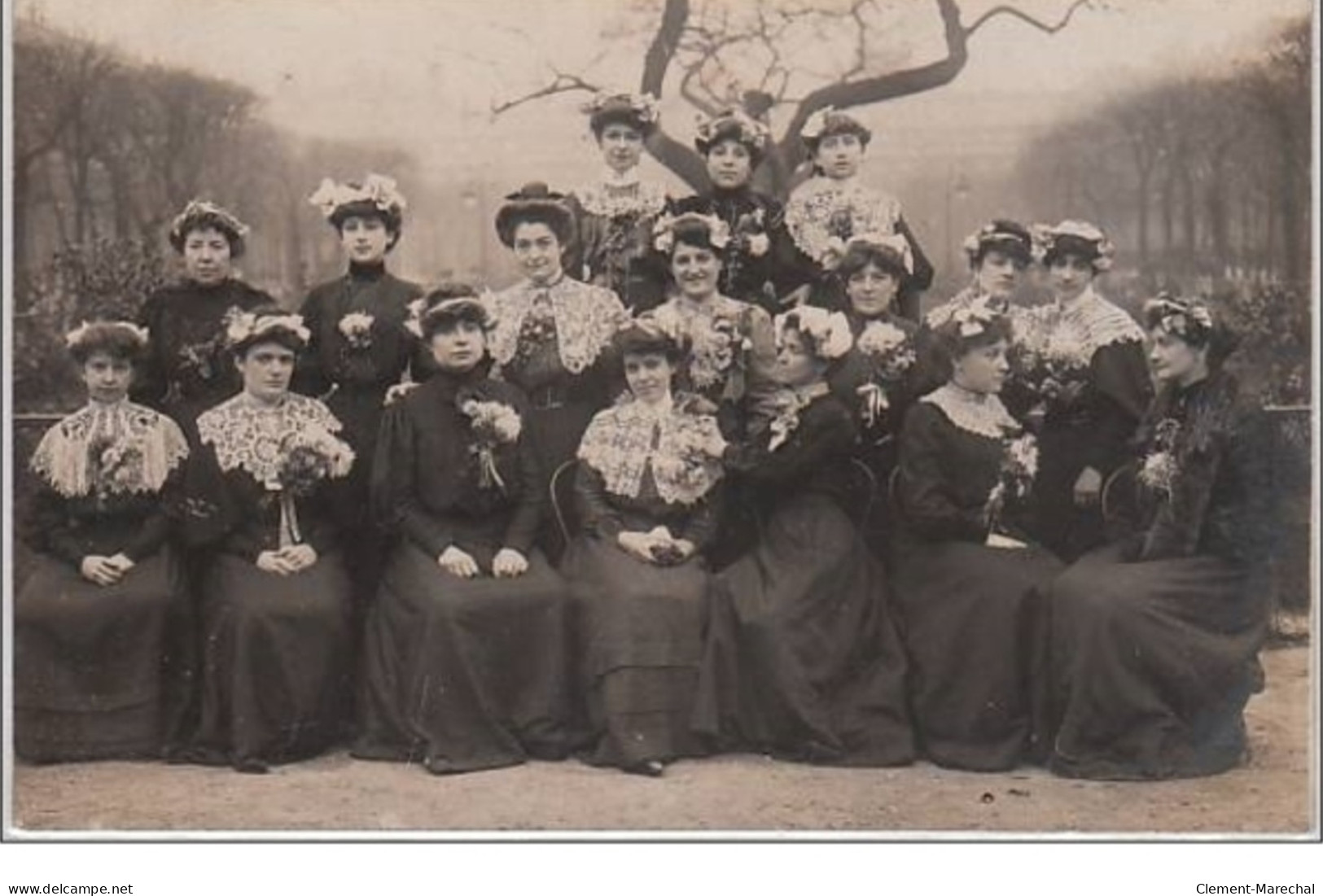 PARIS : Carte Photo D'un Groupe D'ouvrière Lors De La Sainte Catherine Au Palais Royal - 1er Arr.  - Très Bon état - Distretto: 01