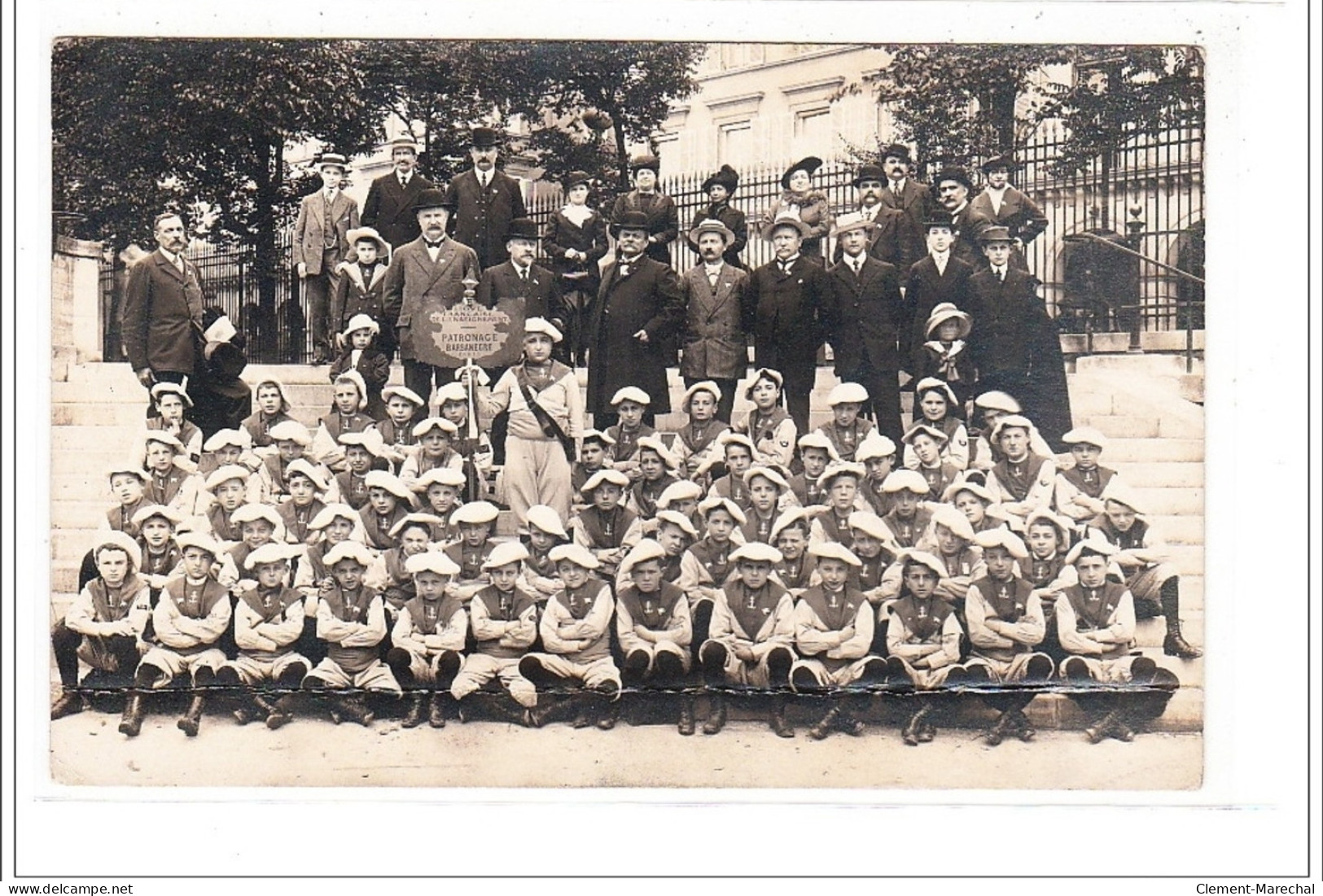 PARIS 19 : Carte Photo Du Patronage Barbanègre En Visite Aux Tuileries (école) - état (un Gros Plis) - Arrondissement: 19