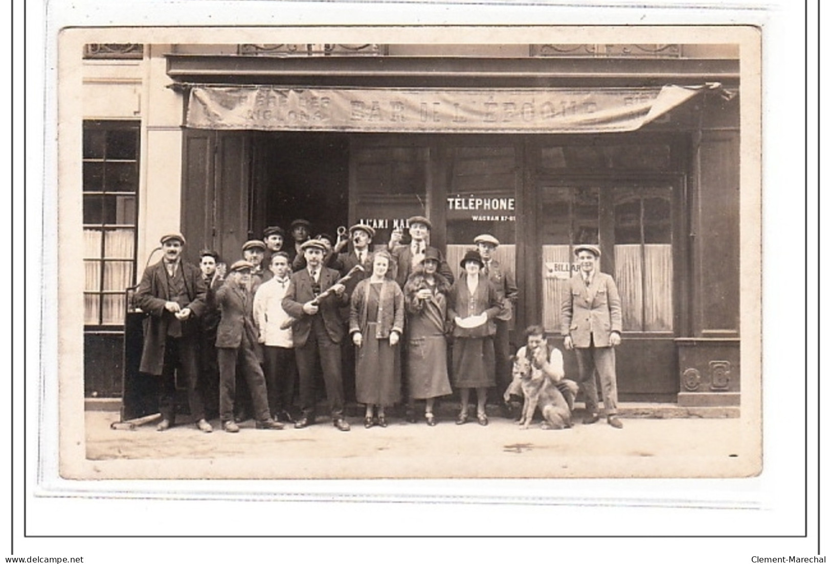 PARIS 17 : Carte Photo Du Bar De L'Epoque Au 7 Bis Rue Du Débarcadère (serveur Asiatique) - Très Bon état - Arrondissement: 17