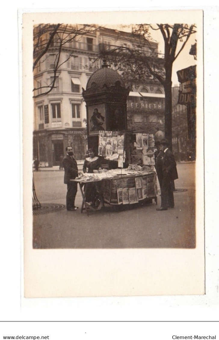 PARIS : Carte Photo D&acute;une Marchande De Journaux Vers 1910 - Tres Bon Etat - Petits Métiers à Paris