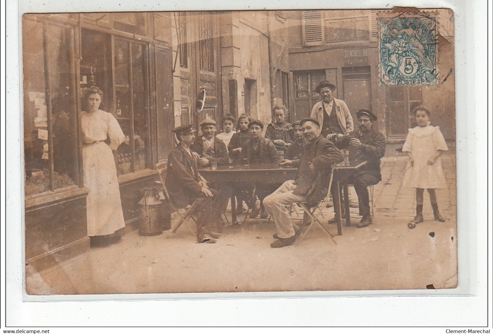 PARIS - CARTE PHOTO  - Hommes Attablés Buvant Dans Une Cour - Très Bon état - District 07