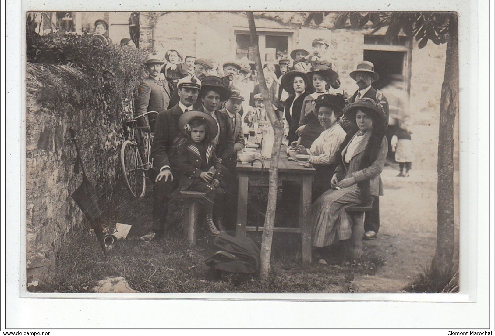 EQUEURDREVILLE - CARTE PHOTO - Groupe D'hommes, Femmes Et Enfants Attablés, Jour De Fête - Très Bon état - Equeurdreville