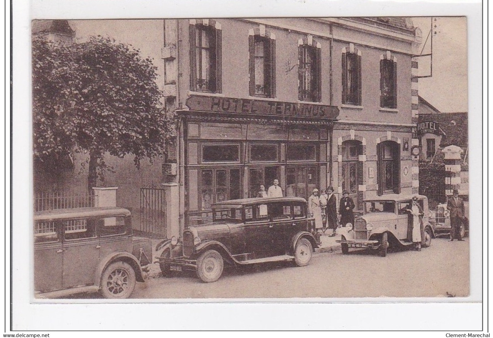 ARNAY-le-DUC : Hotel Terminus, Telephone N°9, Chauffage Central, Tout Confort - Tres Bon Etat - Arnay Le Duc