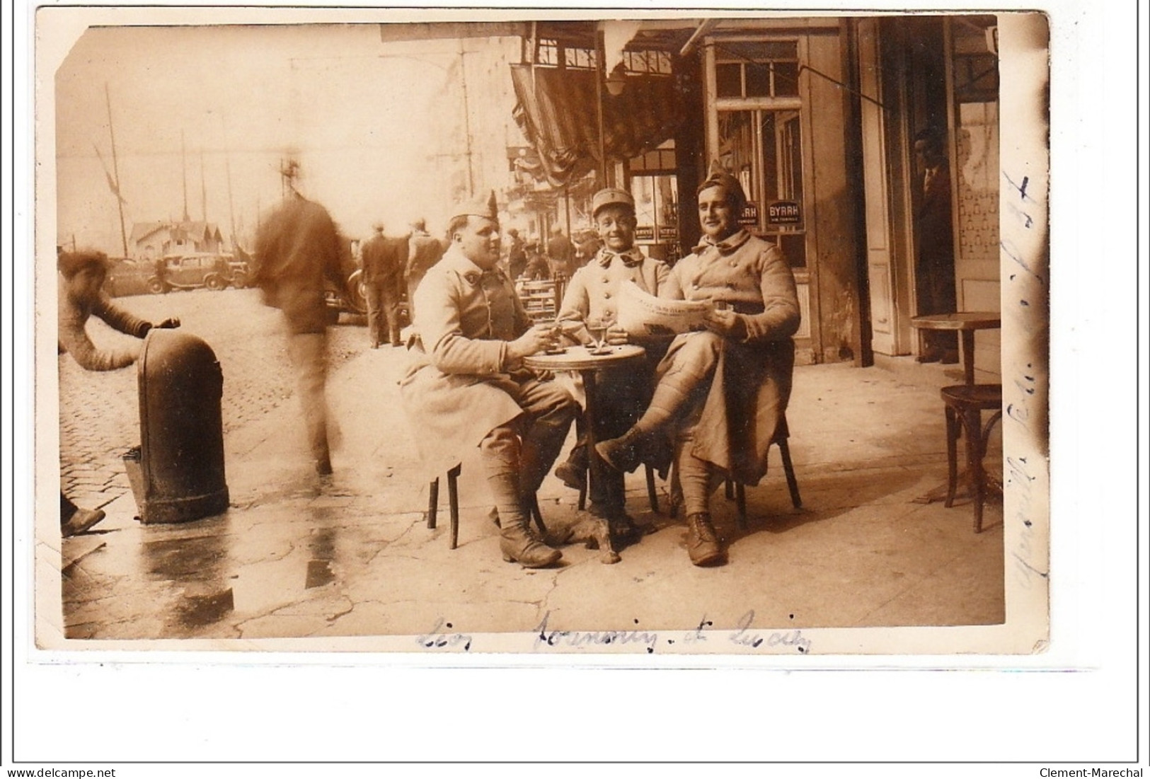 MARSEILLE - CARTE PHOTO - MILITAIRES En Terrasse Sur Le Port - Très Bon état - Unclassified