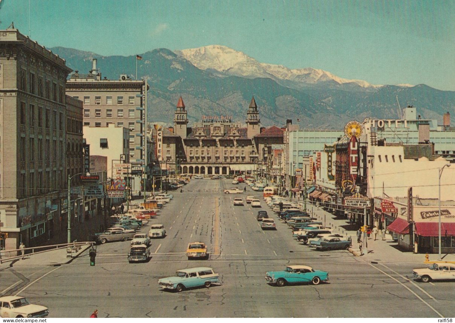 1 AK USA / Colorado * Pikes Peak Avenue In Colorado Springs - Im Hintergrund Pikes Peak * - Colorado Springs