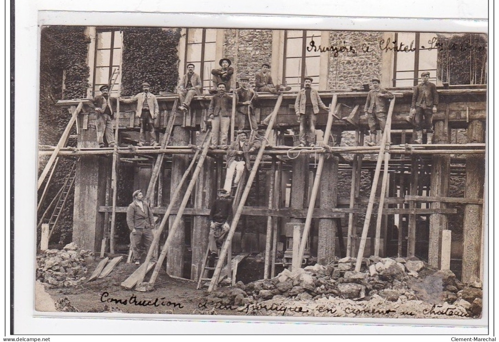 BRUYERES LE CHATEL : Carte Photo D'ouvriers Travaillant à La Construction D'un Portique Au Château - état - Bruyeres Le Chatel