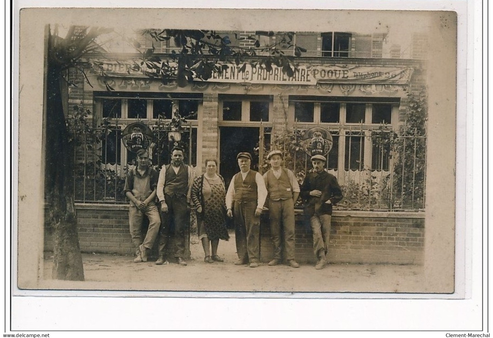 HOUILLES : CARTE PHOTO - Café De L'Epoque - Publicité """"Bière Du Lion"""" - Très Bon état - Houilles