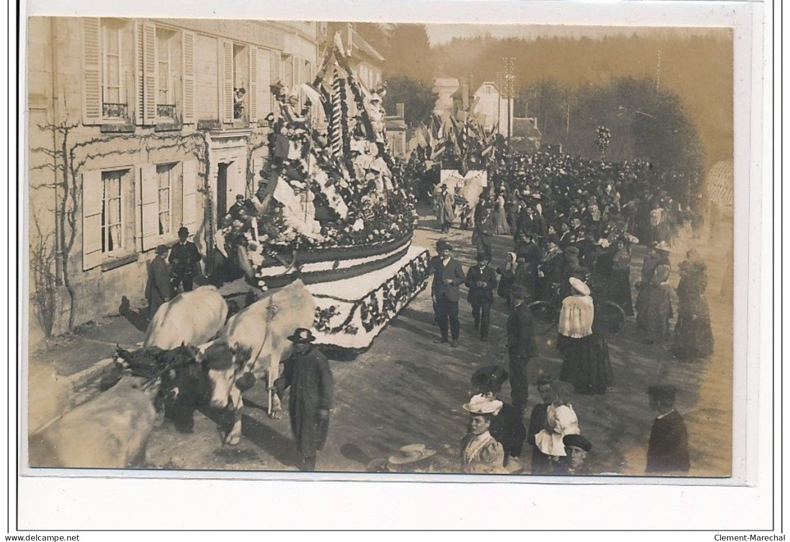 PIERREFONDS : CARTE PHOTO - CAVALCADE - Très Bon état - Pierrefonds