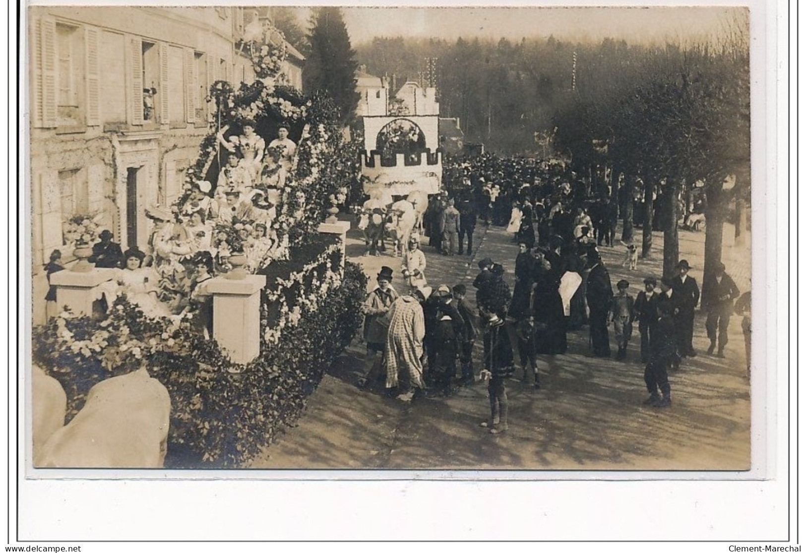 PIERREFONDS : CARTE PHOTO - CAVALCADE - Très Bon état - Pierrefonds