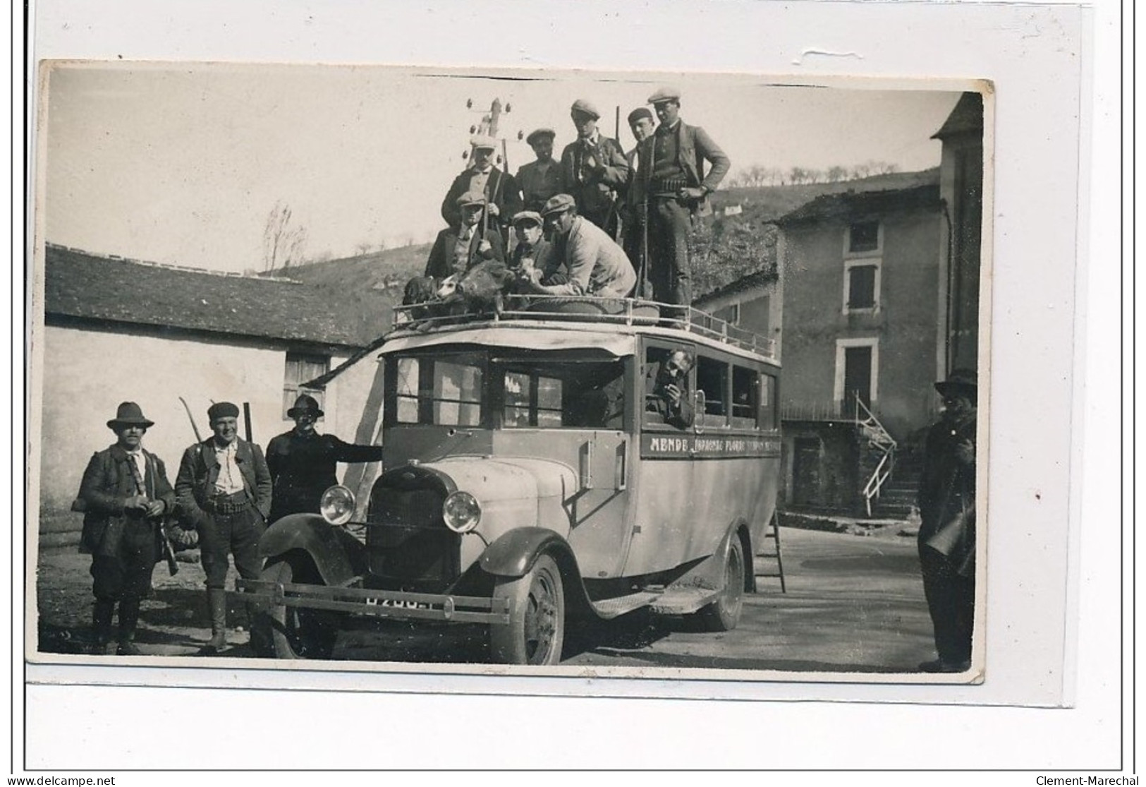 Village De VEBRON ? : CARTE PHOTO - AUTOBUS - CHASSE- Très Bon état - Autres & Non Classés