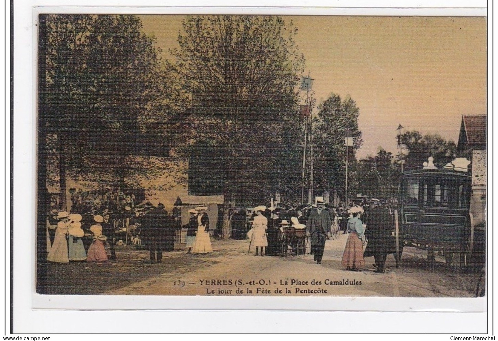 YERRES : La Place Des Camaldudes, Le Jour De La Fete De La Pentecote (toillée) - Tres Bon Etat - Yerres