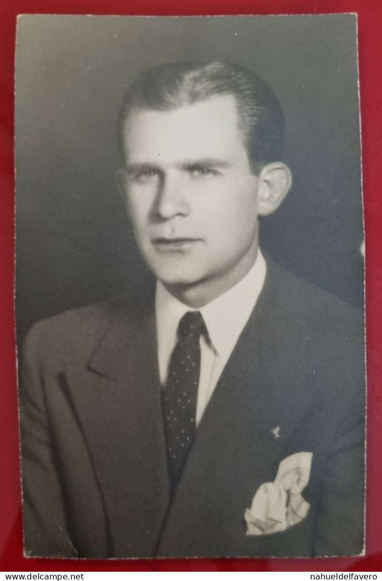 PH - Ph Original - Portrait D'un Jeune Homme En Costume Regardant Mystérieusement - Bateaux