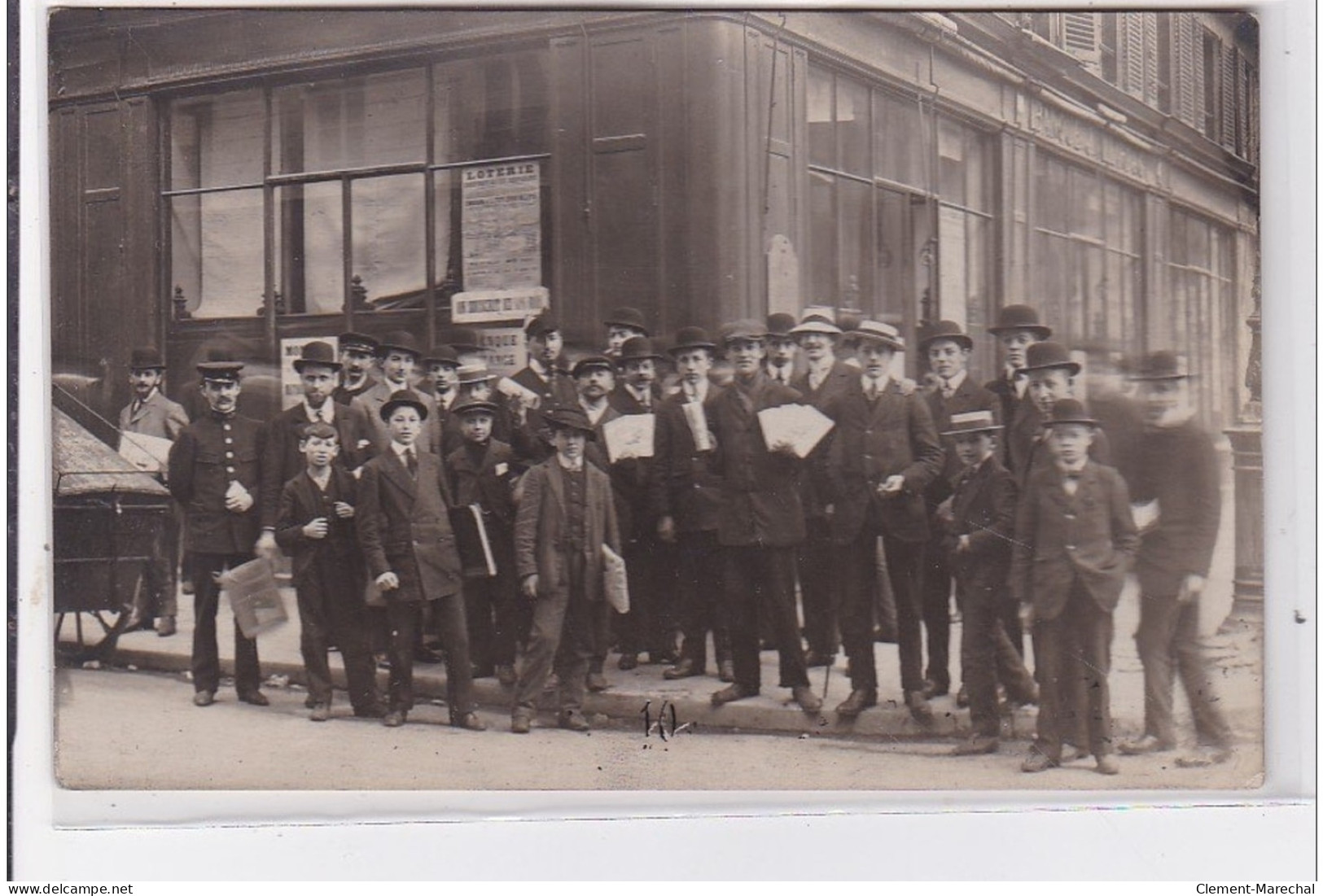 PARIS 2 ème : Carte Photo Un Groupe Pris Devant La Bourse (angle Vivienne)- Très Bon état - Distrito: 02