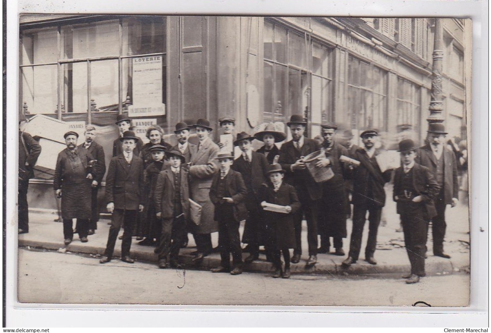 PARIS 2 ème : Carte Photo Un Groupe Pris Devant La Bourse (angle Vivienne)- Très Bon état - District 02