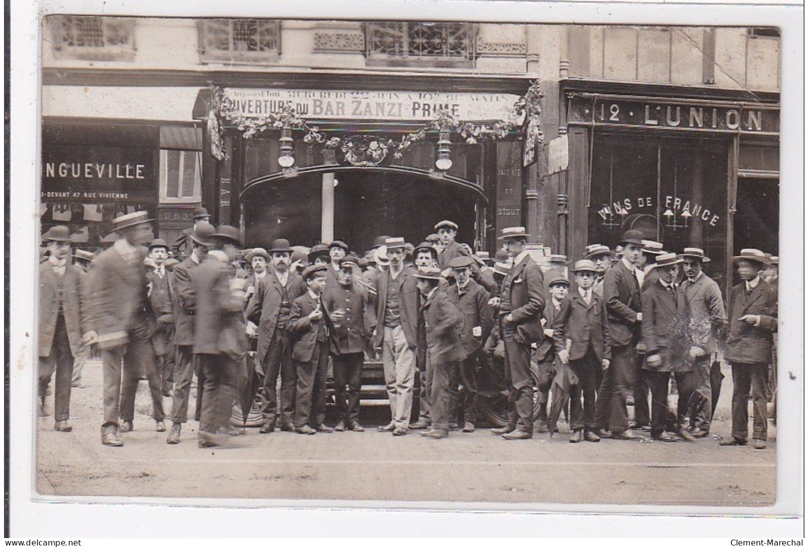 PARIS : Carte Photo Du BAR-ZANZI - Rue Du Quatre-Septembre - état (un Coin Plié) - Distretto: 02