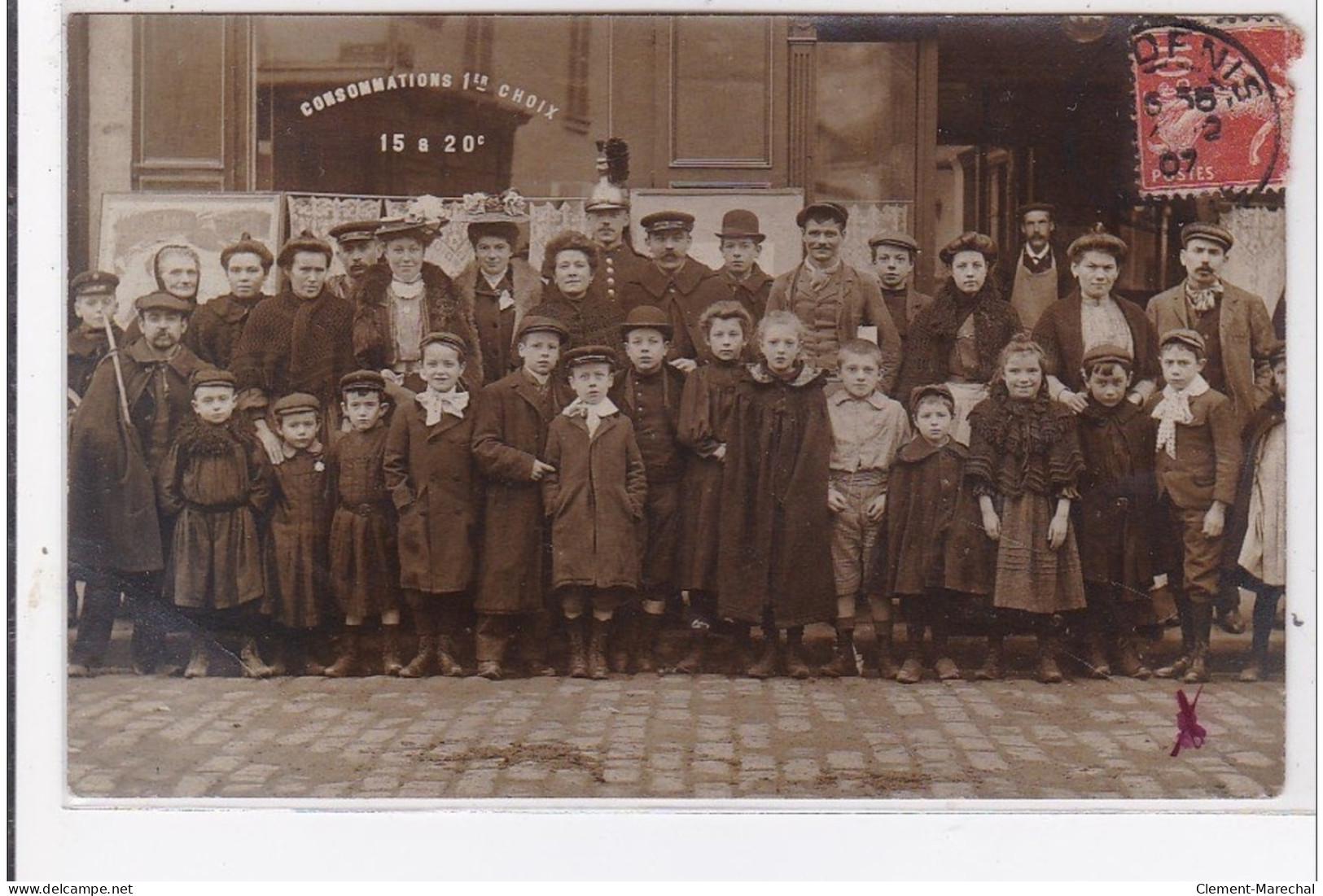 SAINT DENIS : Carte Photo D'un Groupe Devant Un Café (militaire) - Très Bon état - Saint Denis