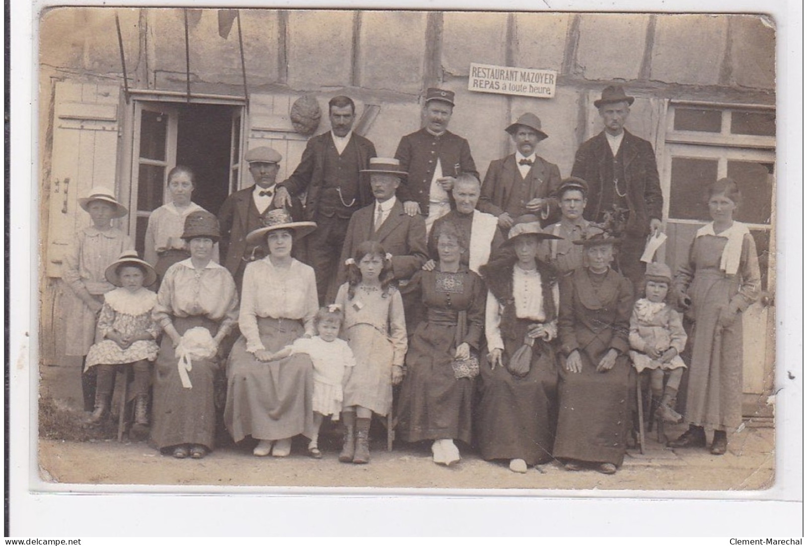 MERVANS : Carte Photo D'un Groupe Devant Le Restaurant MAZOYER - état (plis Visibles Au Dos) - Andere & Zonder Classificatie