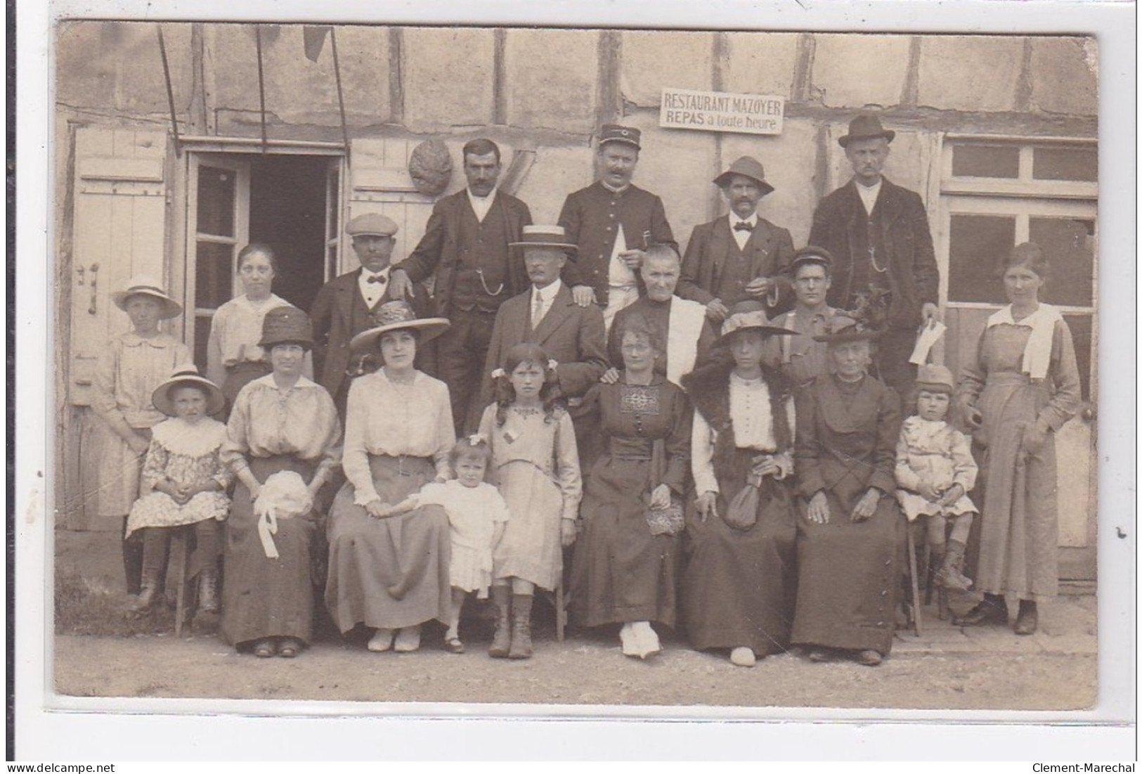 MERVANS : Carte Photo D'un Groupe Devant Le Restaurant MAZOYER - Très Bon état - Andere & Zonder Classificatie