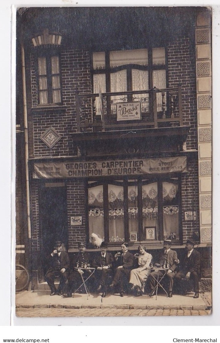 LENS : Carte Photo Du Café Georges CARPENTIER - Champion D'Europe De Boxe (sports) - Il Est Au Centre -très Bon état - Lens