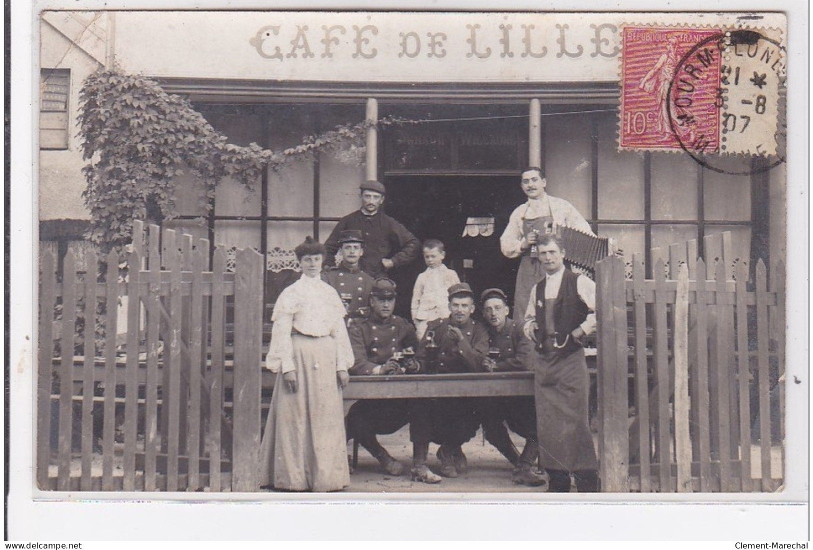 MOURMELON : Carte Photo Du Café De Lille (accordeon - Militaires) - Bon état (un Coin Plié) - Camp De Châlons - Mourmelon