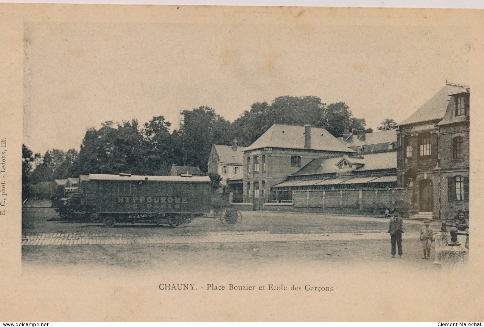 CHAUNY : Hippodrome De Paris, Place Bouzier Et Ecole Des Garçons - Très Bon état - Chauny