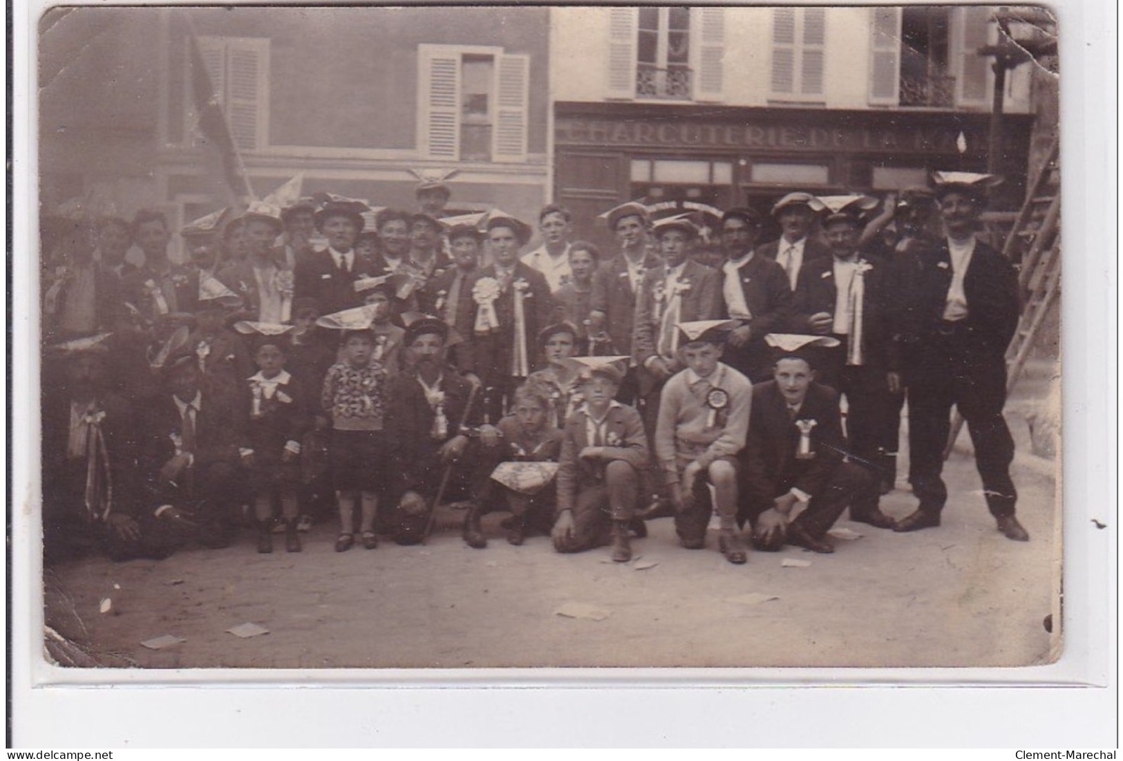 GROSLAY : Carte Photo De Conscrits Devant La Charcuterie De La Mairie - Bon état (un Coin Plié) - Groslay