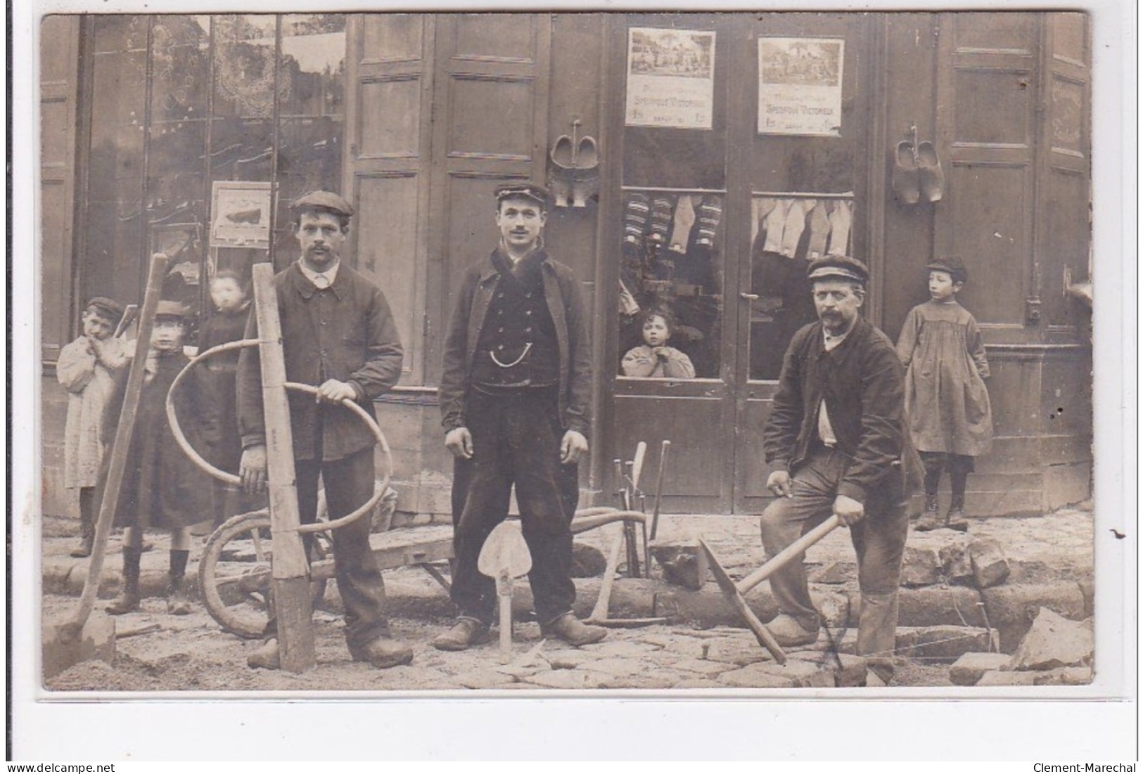 FONTENAY AUX ROSES : Carte Photo D'ouvriers Pavant La Rue Devant La Cordonnerie Rousseau - Très Bon état - Fontenay Aux Roses