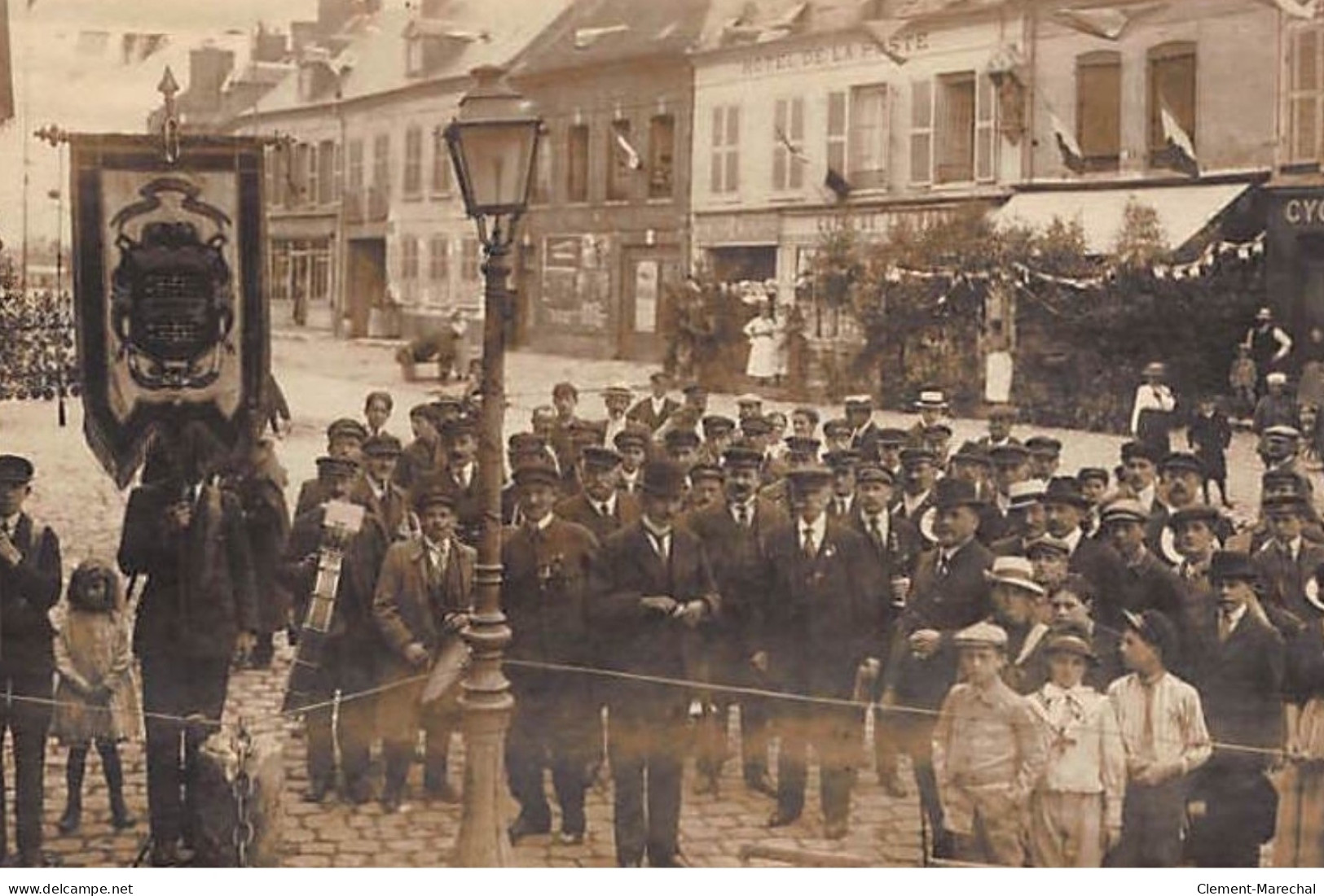 A LOCALISER  : Carte Photo : Groupe De Personnes, Hôtel De La Poste - Très Bon état - Foto's