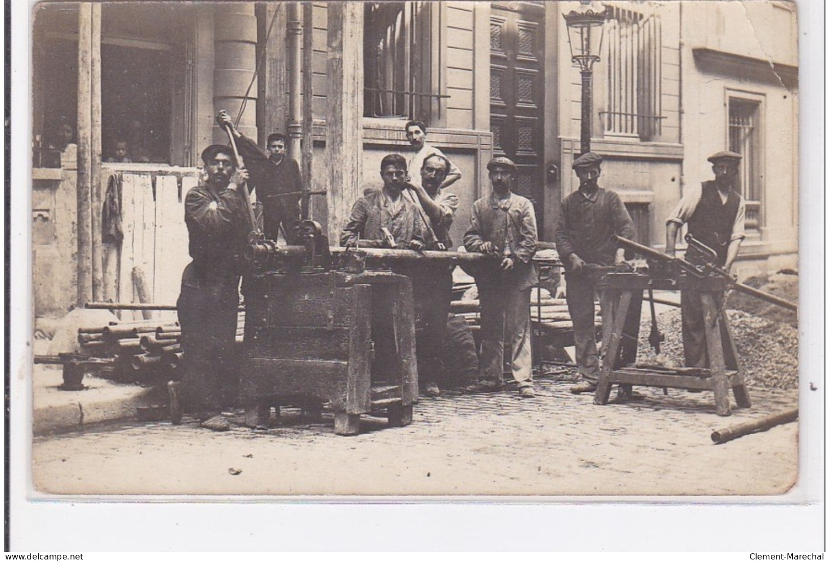 PARIS : Carte Photo De La Poste Des Tuyaux Pour Les Egouts Vers 1910 - Bon Etat (un Coin Plié) - Straßenhandel Und Kleingewerbe