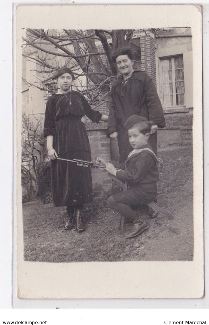 LA CROIX SAINT LADRE : Carte Photo D'un Enfant Jouant Avec Une Arme A Feu (jouet) - Très Bon état - Autres & Non Classés