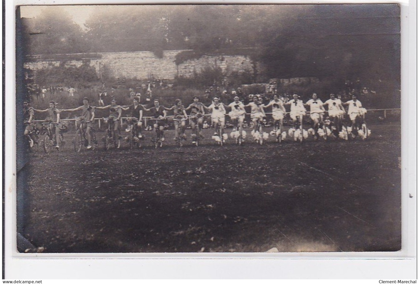 MONTROUGE : Carte Photo De Femmes Cyclistes (fête) - Très Bon état - Montrouge