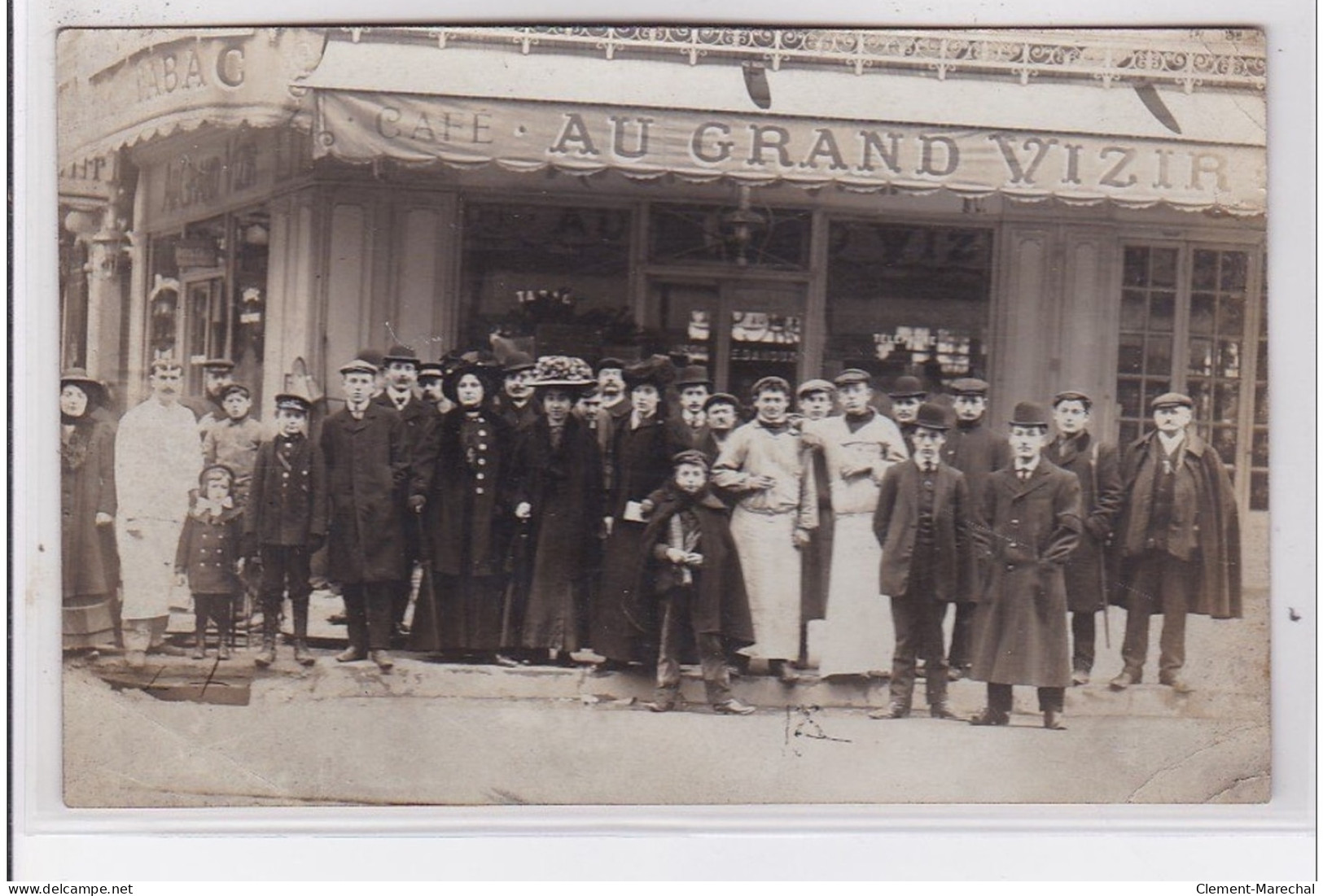 PARIS 10ème : Carte Photo Du Café-tabac """"au Grand Vizir"""" Au 44 Rue D'Hauteville - état (une Petite Déchirure) - Arrondissement: 10