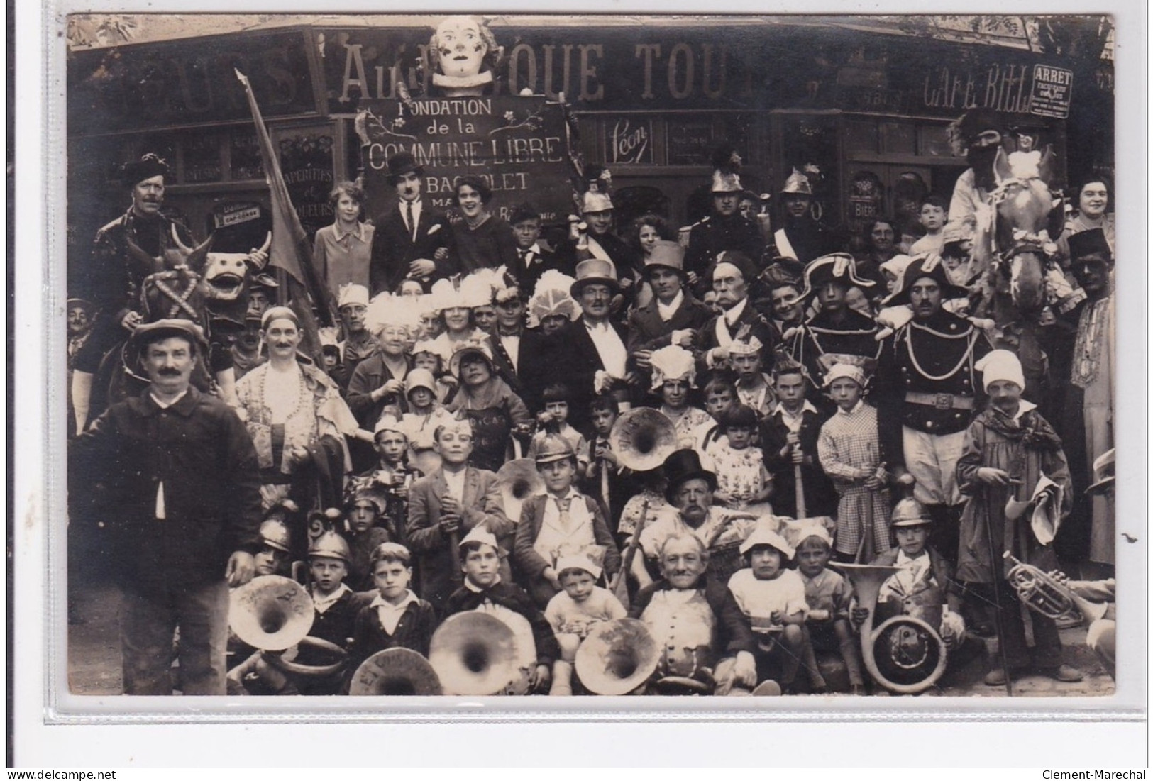 BAGNOLET : Carte Photo Prise Lors De La Fondation De La Commune Libre  (Charlot - Chaplin - Fête)- Très Bon état - Bagnolet