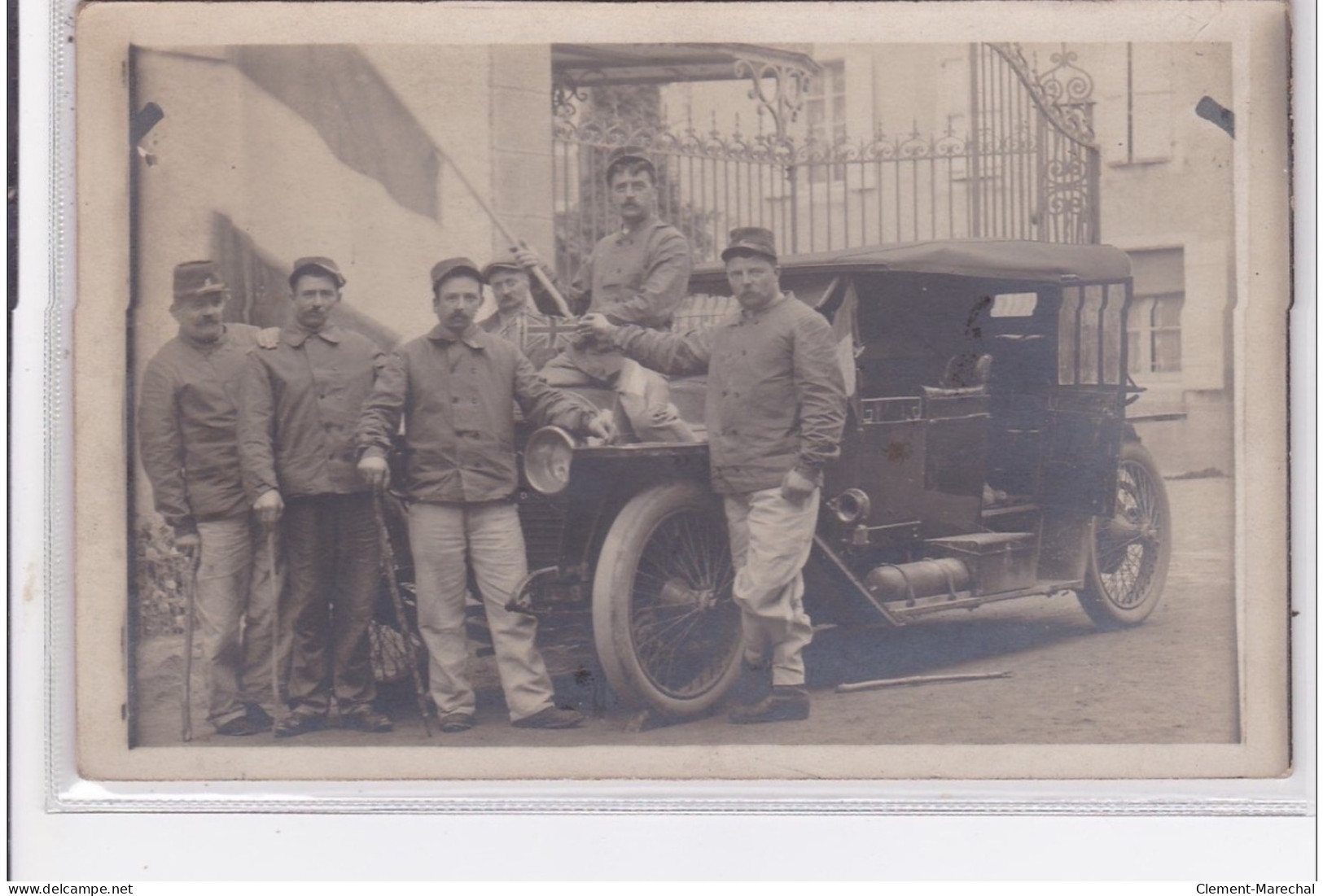 BRESSUIRE : Carte Photo De Militaires (anglais ?) Et D'un Automobile Devant L'Hotel De France - Très Bon état - Bressuire