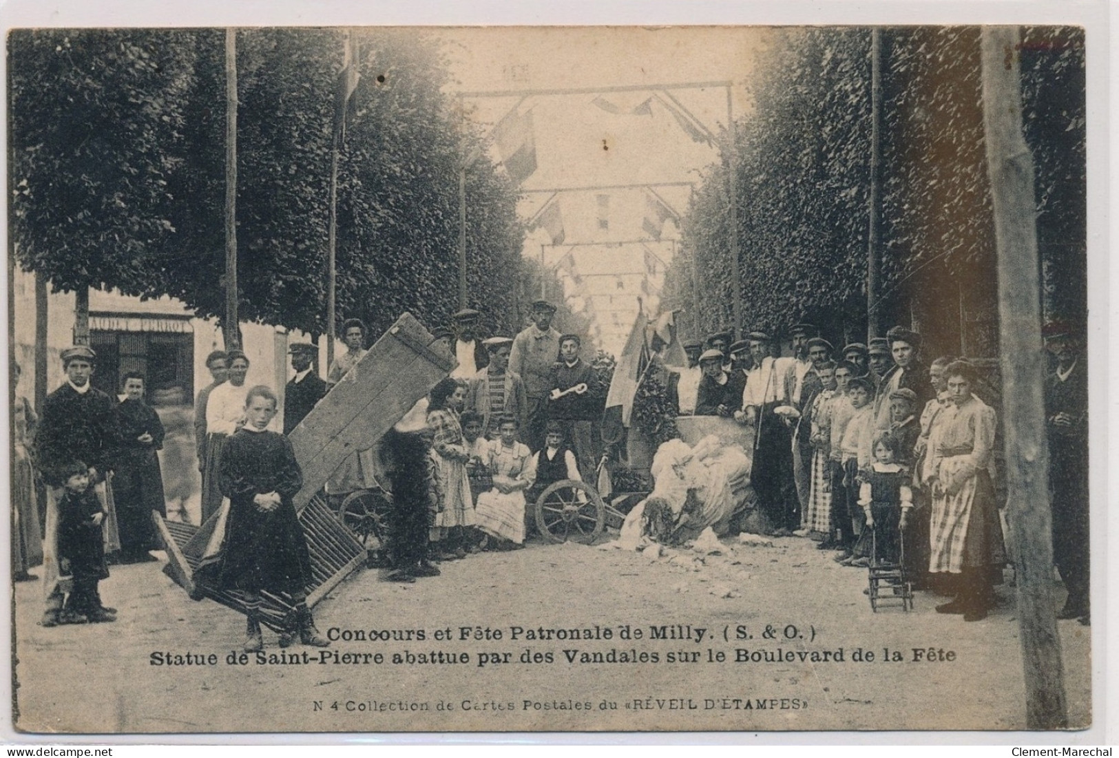 MILLY : Concours Et Fête Patronale, Statue De St-Pierre Abattue Par Des Vandales Sur Le Boulevard - Très Bon état - Milly La Foret