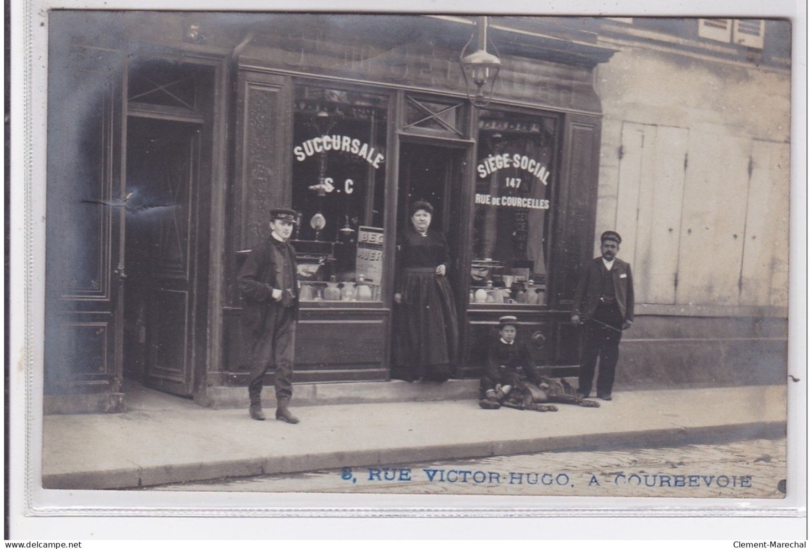 COURBEVOIE : Carte Photo Du Magasin De La Société """"Au Bec AUER"""" Au 3 Rue Victor Hugo - Très Bon état - Courbevoie