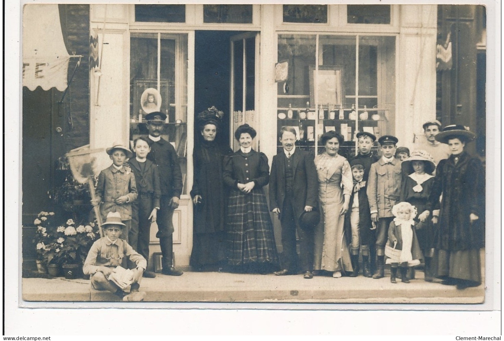 SAINT VALERY EN CAUX : Coiffeur, Homme Avec Casquette De L'hotel Des Bains - Tres Bon Etat - Saint Valery En Caux