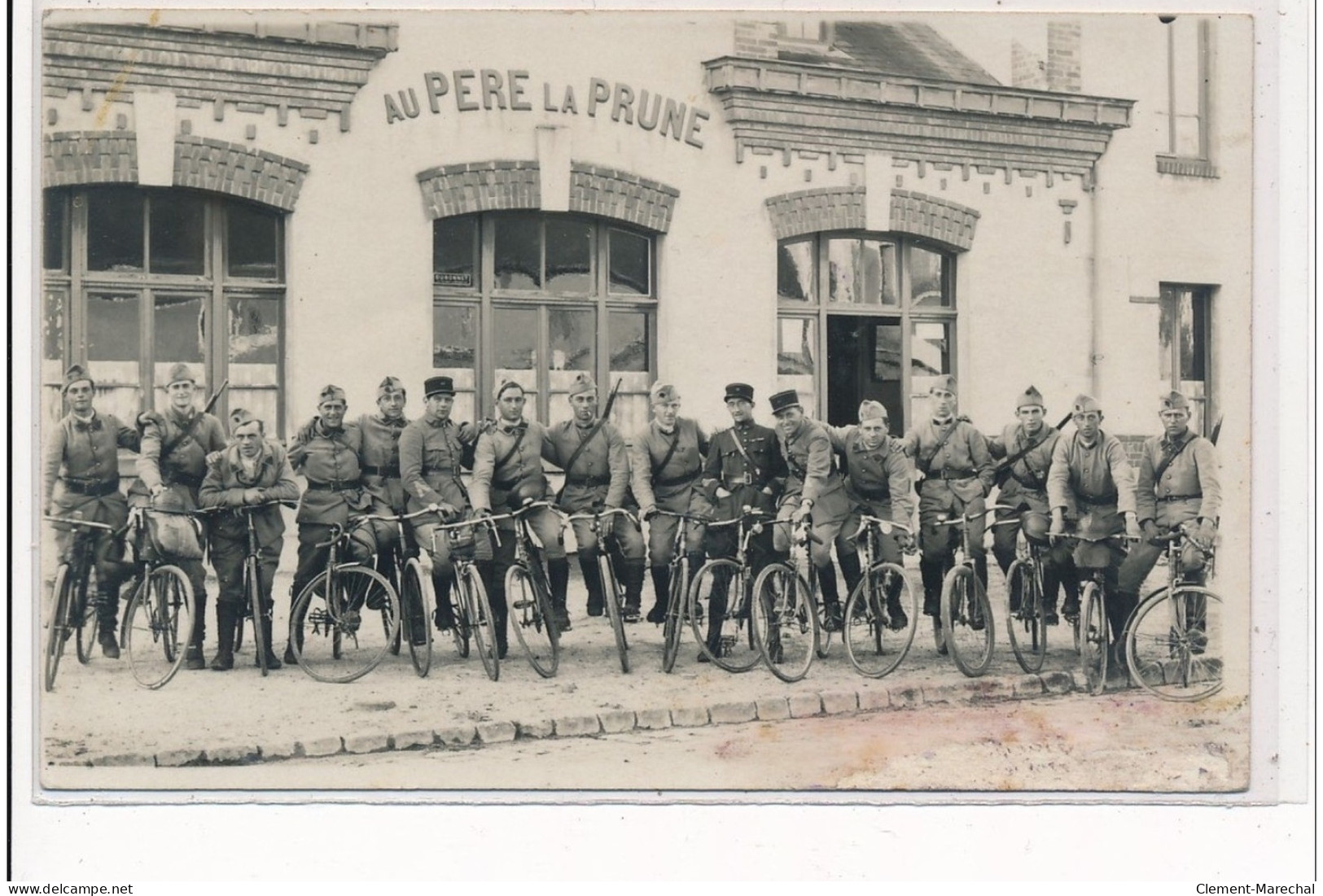 SISSONNE : Militaires Café """"au Pere La Prune"""" - Tres Bon Etat - Sissonne