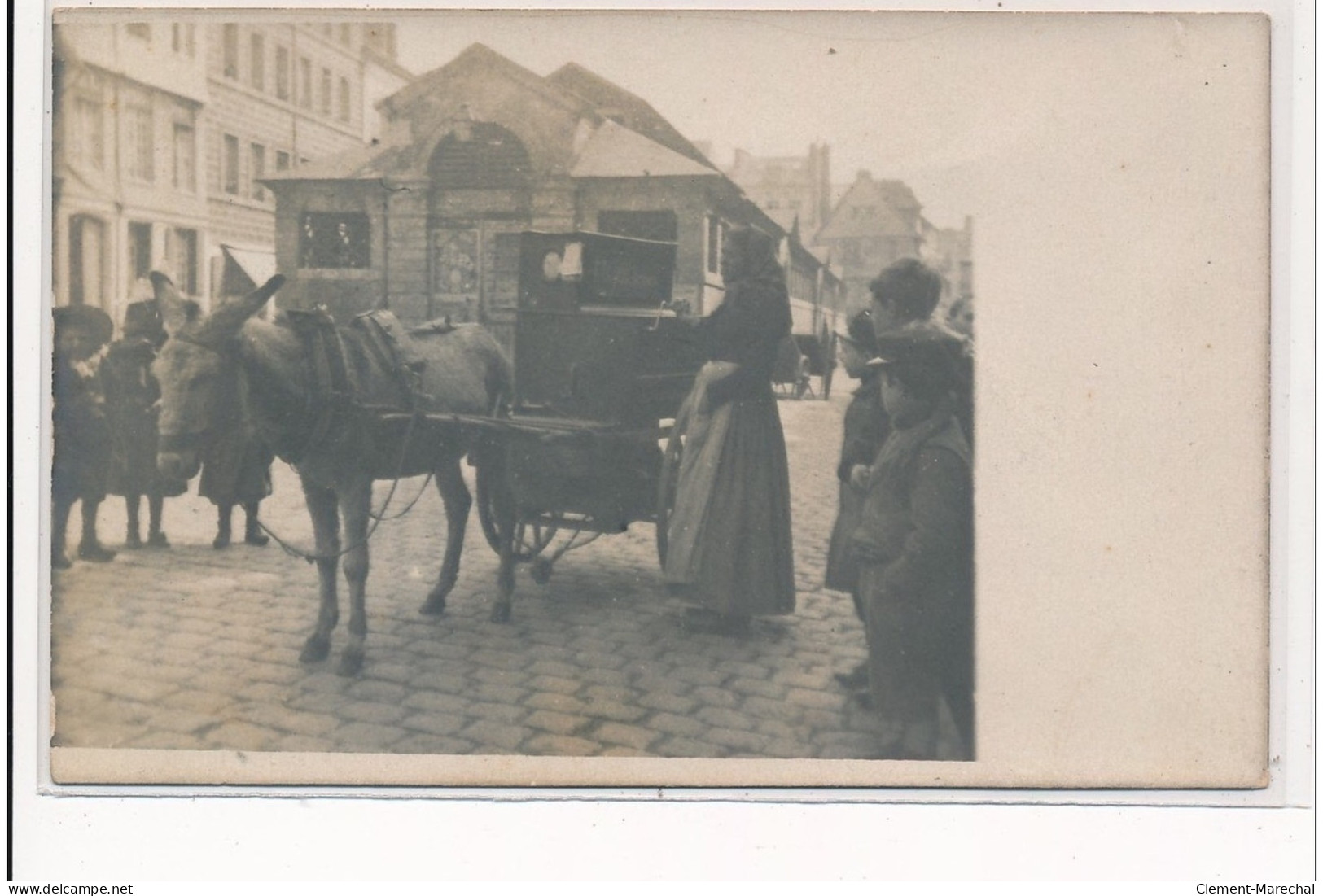 LISIEUX : Joueuse D'orgue De Barbarie Sur La Place Gambetta - Tres Bon Etat - Lisieux